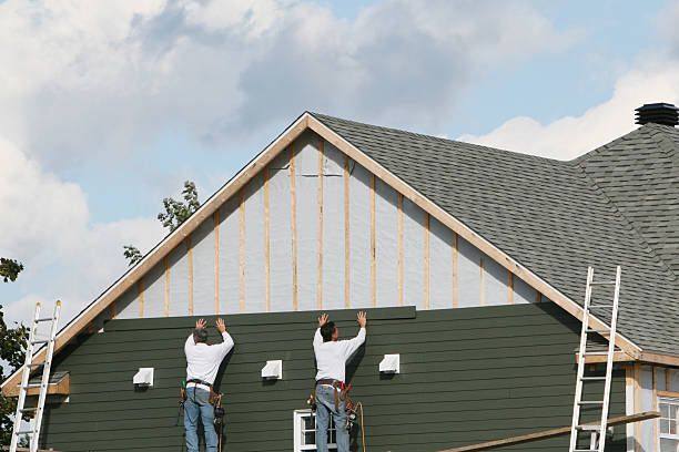 Professional Siding Installation technician working in Ridgeway, VA
